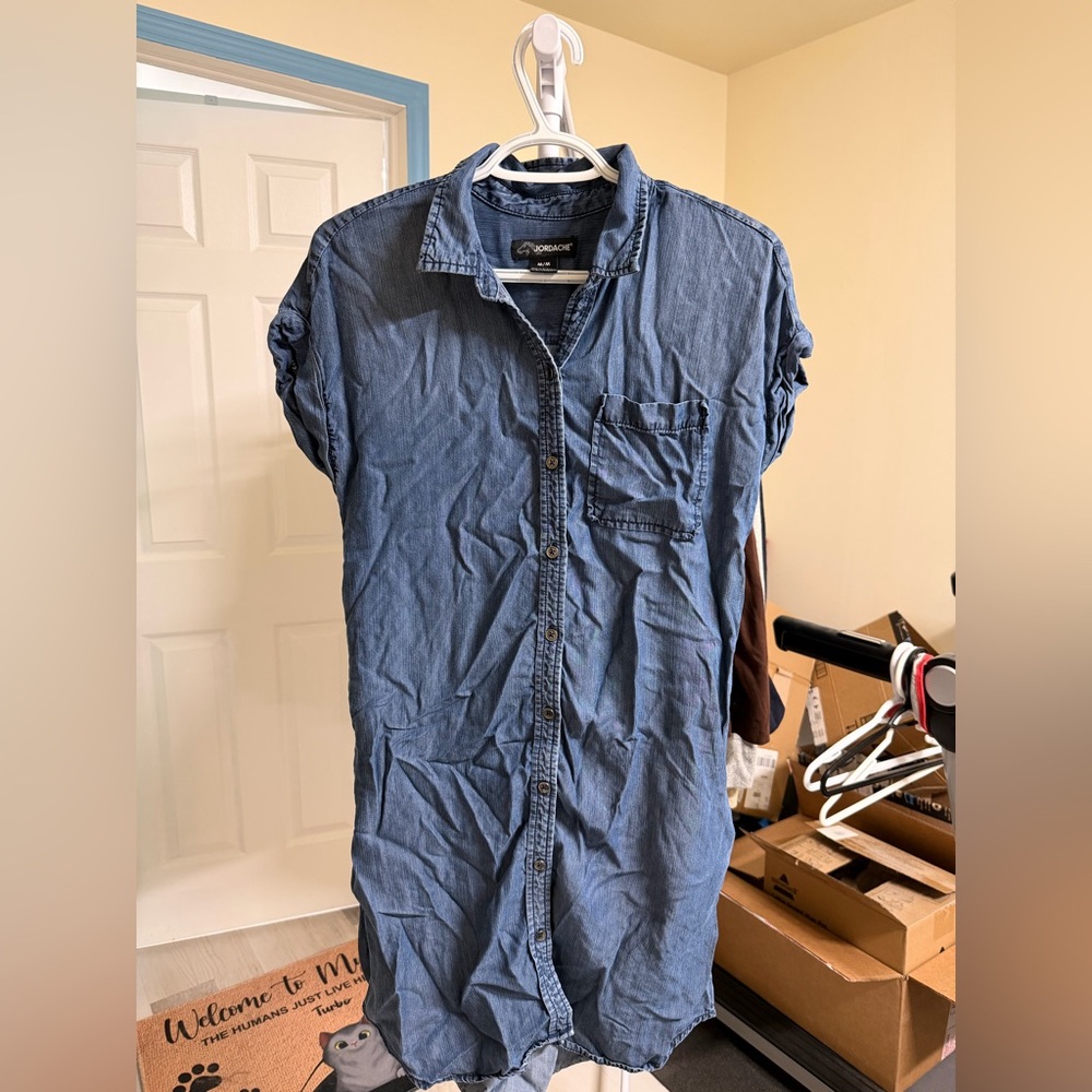 💥BUNDLE DEAL💥
Buy any 3 dresses for $25
Jordache Chambray Button Down Midi Dress